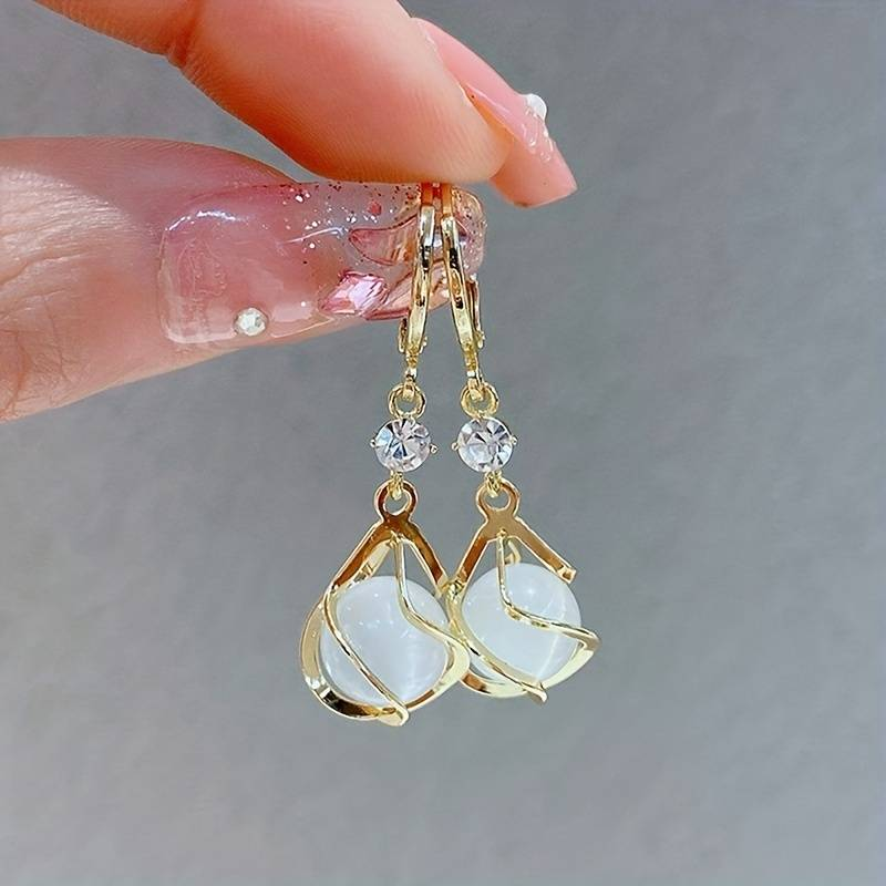 Aurelia™ | Boucles d'oreilles pendantes en or blanc et opale blanche pour femme