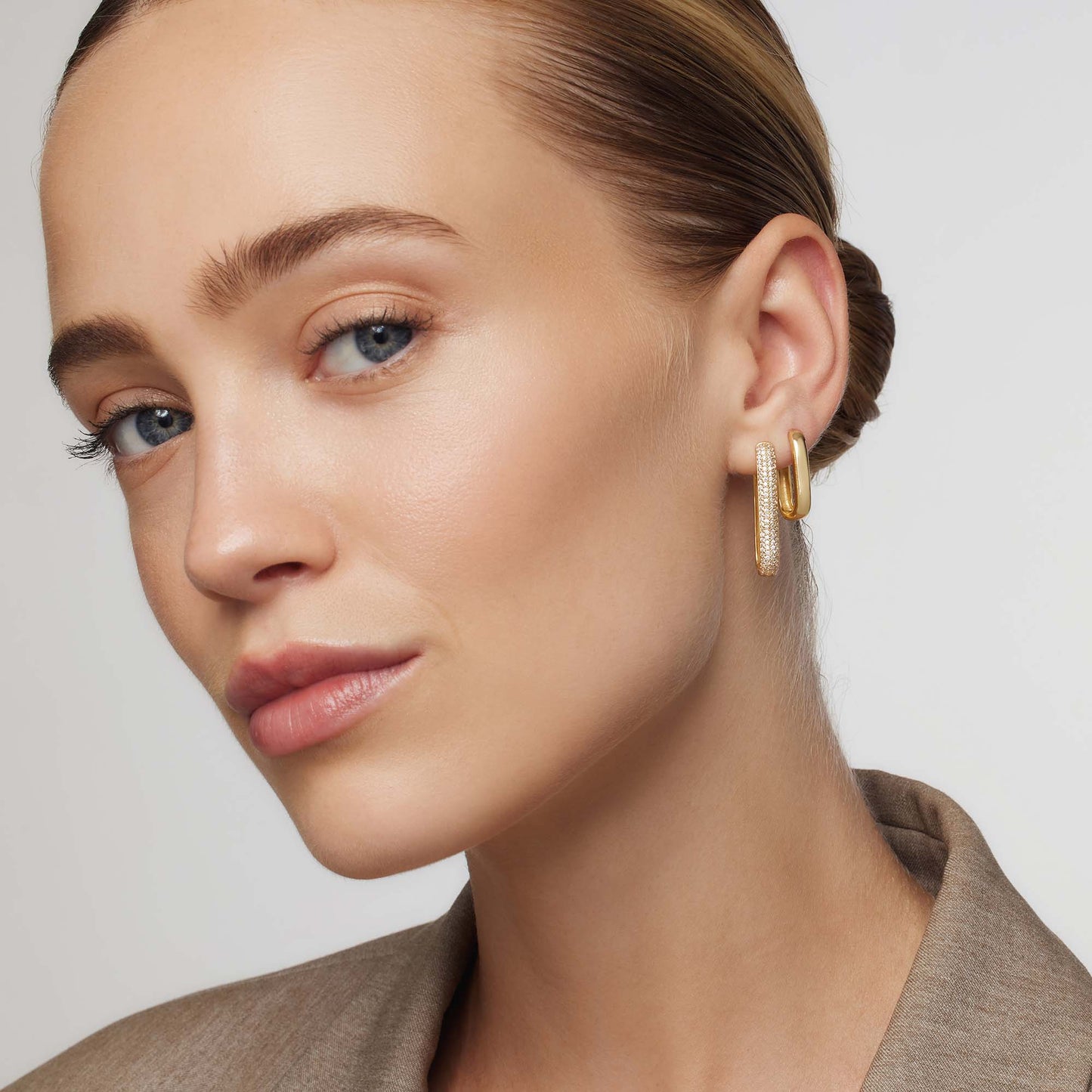 Icona™ | Grandes boucles d'oreilles créoles pavées en or